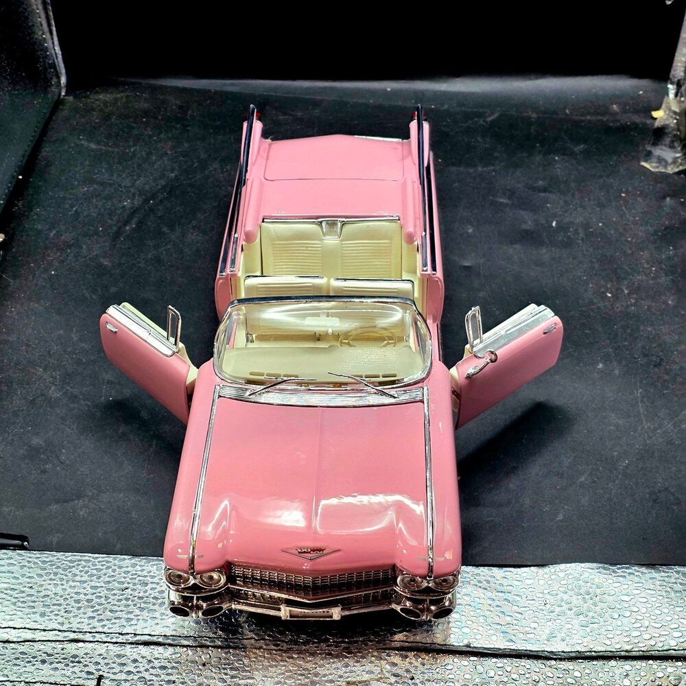 Maisto 1959 Cadillac Eldorado Biarritz Convertible Pink 1:18 Diecast